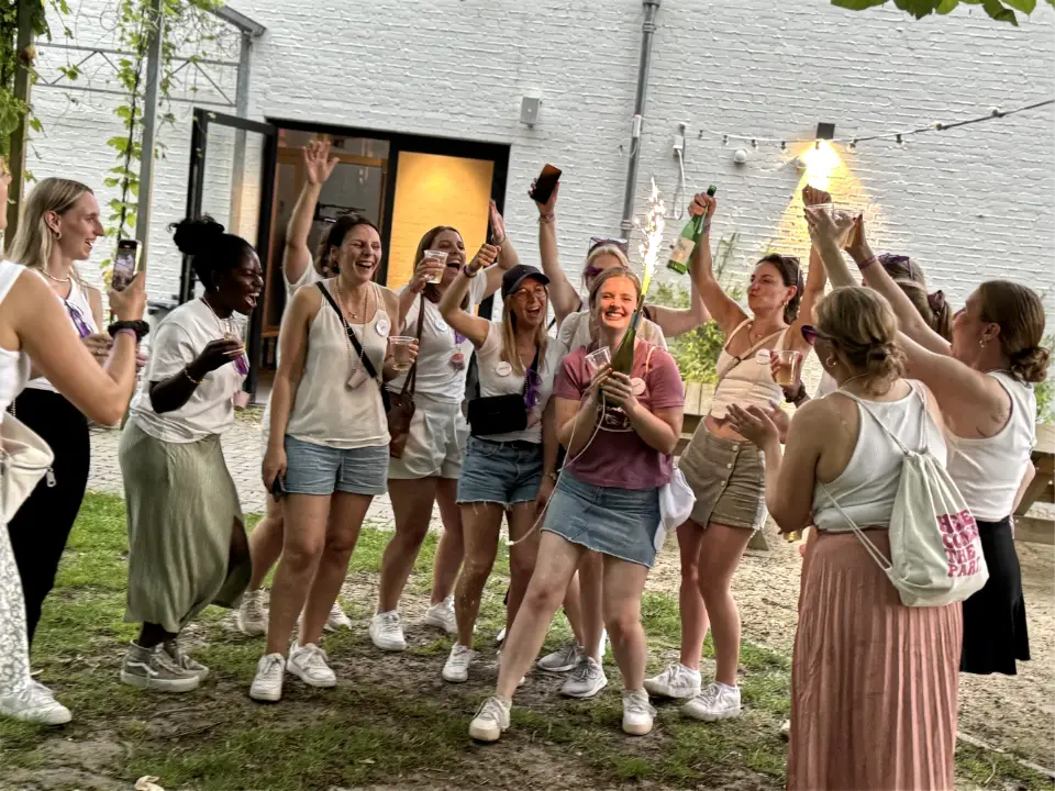 Junggesellenabschied Weinwanderung Venlo mit Mädels-JGA bei einer ausgelassenen Feier mit Wein im Grünen