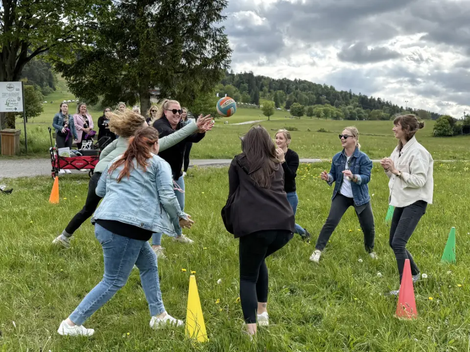 Junggesellenabschied Weinwanderung Willingen mit JGA-Gruppe bei Spielen und Teamaktionen in der Natur