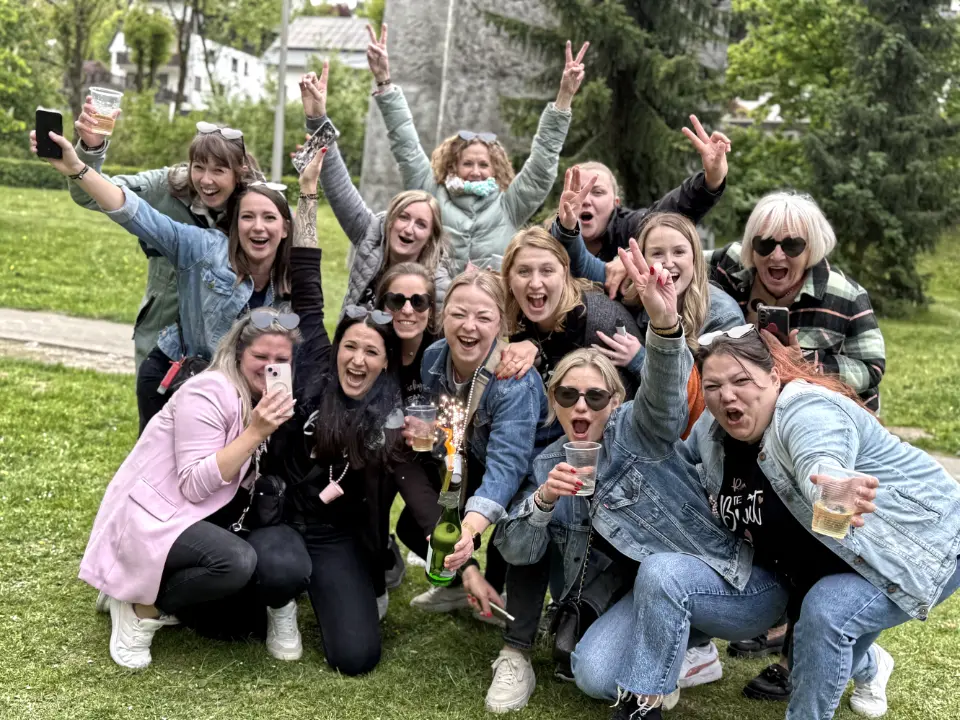 Junggesellenabschied Weinwanderung Willingen mit fröhlicher JGA-Gruppe beim gemeinsamen Feiern im Grünen