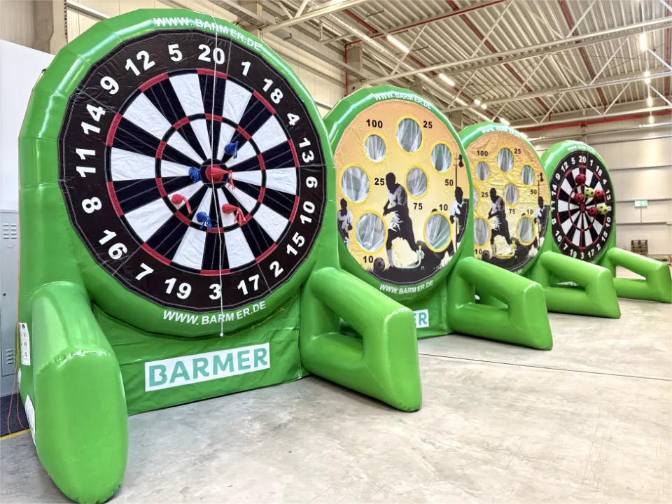 Fußball Darts kaufen als individuell produziertes Fußball Darts Modul für die Barmer Versicherung – 3,50 Meter hoch, Vorderseite Klett-Dartscheibe, Rückseite Torwand im Logodesign