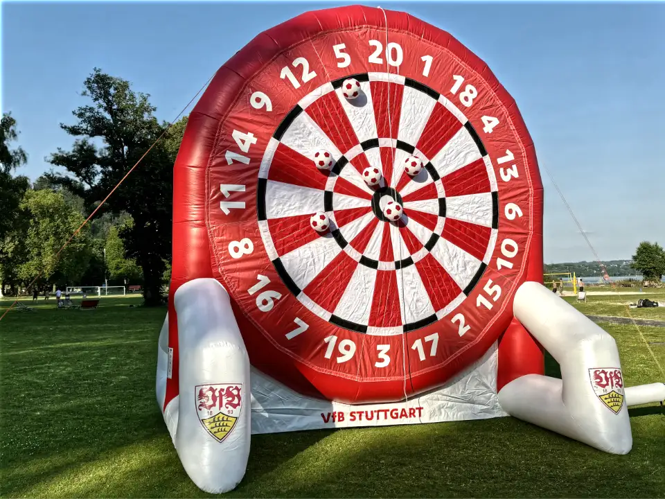 Individuell gefertigtes Fußball Darts Modul für den VfB Stuttgart – aufblasbare Anlage mit Vereinslogo, Vorderseite Klettwand, Rückseite Logowand.