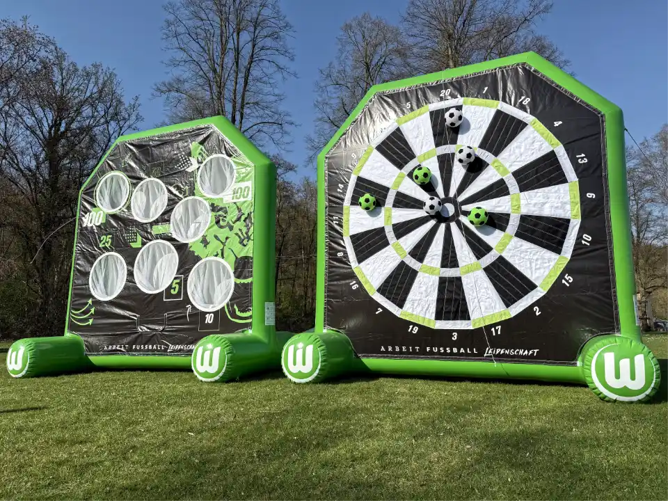 Individuell gefertigtes Fußball Darts Modul für den VfL Wolfsburg – Vorderseite Klett-Dartscheibe, Rückseite Torwand-Logodesign