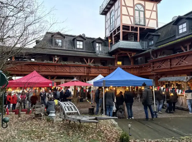 Mobiler Weihnachtsmarkt für Firmen – Firmenweihnachtsfeier vor Ort Mobiler Weihnachtsmarkt für Firmen mit Weihnachtshütten, Lichterketten und Mitarbeitenden auf einer Firmenweihnachtsfeier