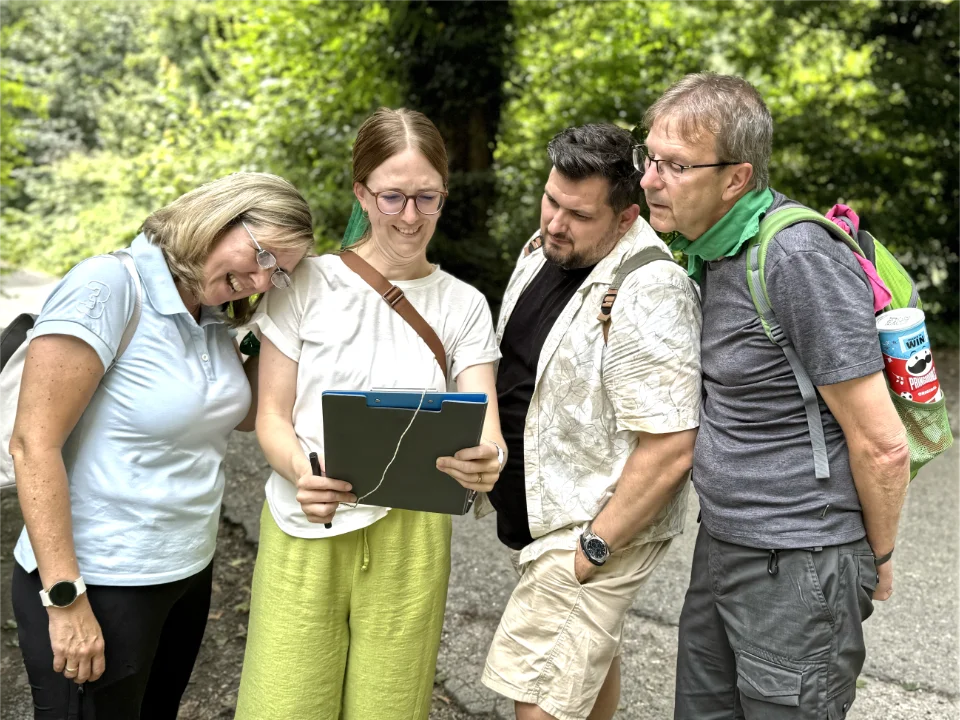 Sommerfest Ideen für Firmen – Team löst gemeinsam Rätsel bei einer Schnitzeljagd