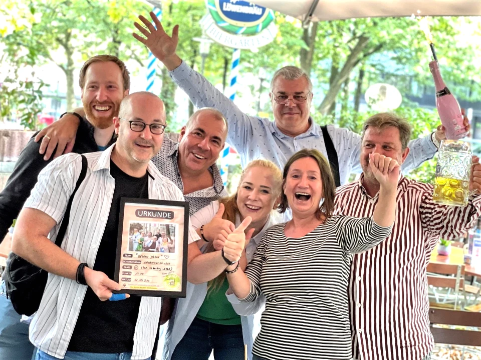 Sommerfest Ideen für Firmen – Team feiert Sieg bei einer Schnitzeljagd als Teamevent