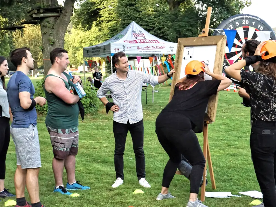 Teamolympiade für Firmen beim Sommerfest – Team löst gemeinsam eine Geschicklichkeitsaufgabe am Baldeneysee