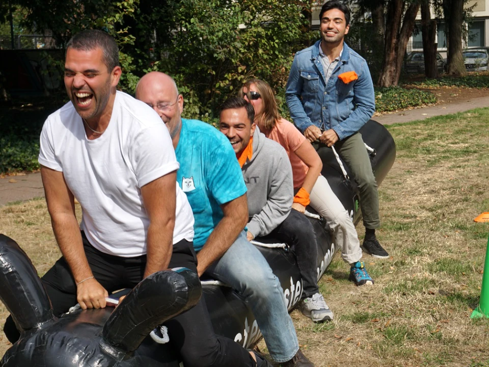 Teamolympiade für Firmen – Mitarbeiter spielen gemeinsam ein lustiges Teamspiel beim Sommerfest