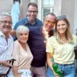Mitarbeiter bei einem Firmenevent Weinrallye mit Sekt und Teamspaß beim Sommerfest.