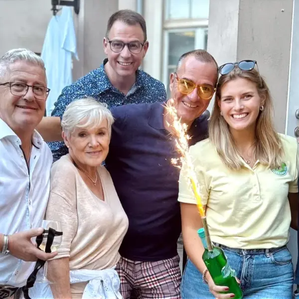 Mitarbeiter bei einem Firmenevent Weinrallye mit Sekt und Teamspaß beim Sommerfest.