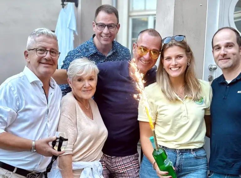 Mitarbeiter bei einem Firmenevent Weinrallye mit Sekt und Teamspaß beim Sommerfest.