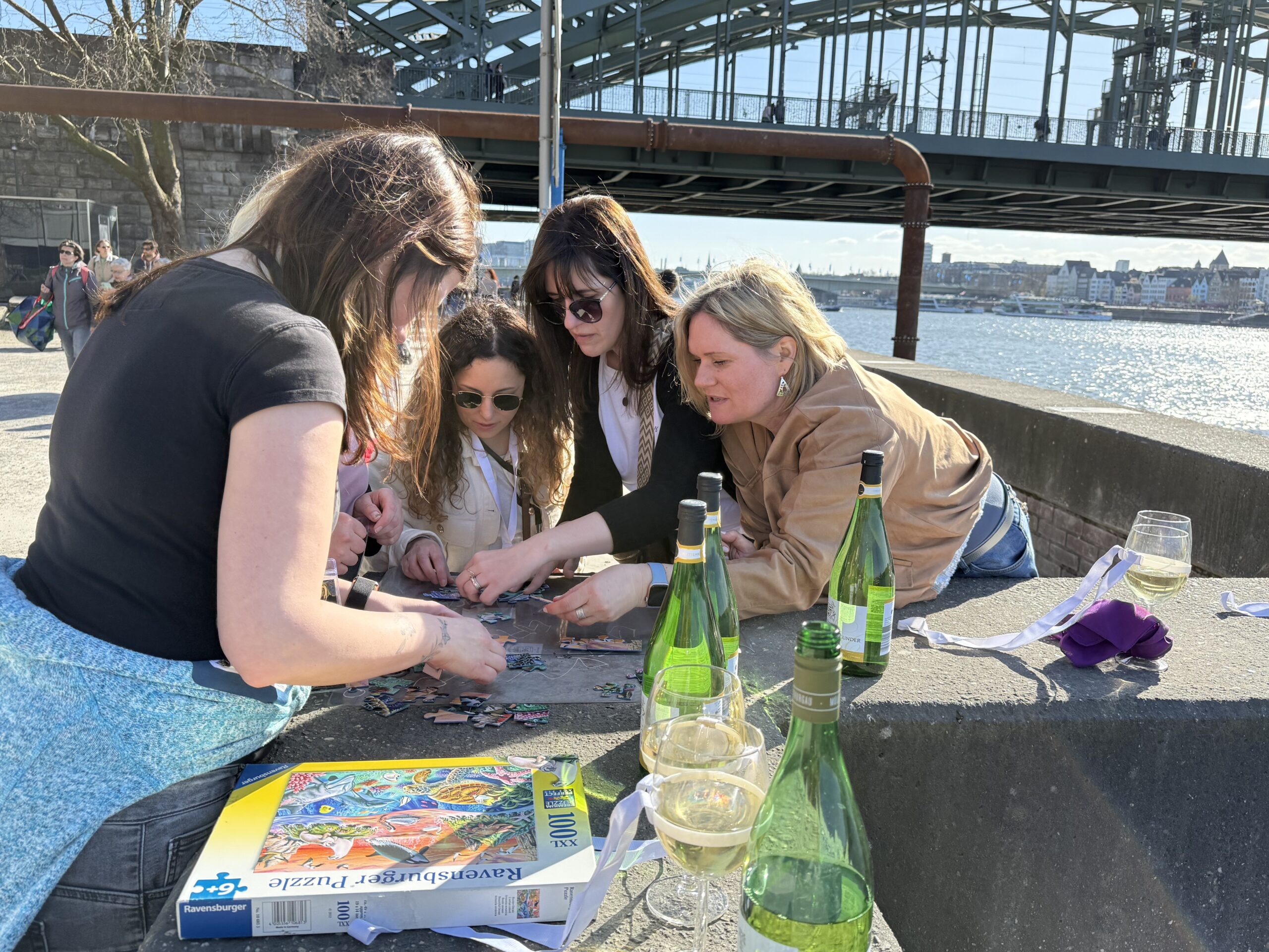 Sommerfest Firma Weinrallye Teamevent Mitarbeiter lösen Puzzle Outdoor mit Wein