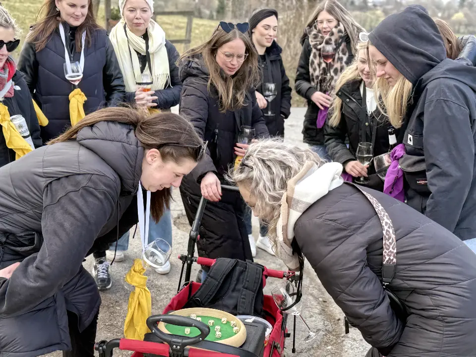Frauen beim Junggesellenabschied auf Weinwanderung in Willingen mit Bollerwagen, Wein und Spielen.
