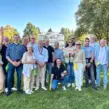 Gruppe bei einer Weinwanderung als Firmenevent im Ruhrgebiet – Team Sommerfest mit Weinrallye und Teamspielen.