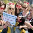 Team löst Rätsel bei Weinrallye Firmenevent – Schlossknacker Spiel mit Weinverkostung beim Sommerfest.