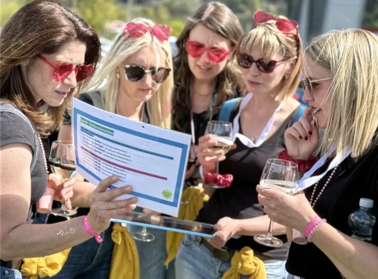 Sommerfest Firma Weinrallye – Team löst Rätsel beim Schlossknacker Spiel Team löst Rätsel bei Weinrallye Firmenevent – Schlossknacker Spiel mit Weinverkostung beim Sommerfest.