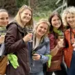 Mitarbeiter genießen Wein bei Weinrallye Firmenevent und Sommerfest mit Teamwanderung.