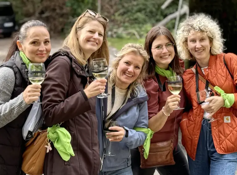 Weinrallye Firmenevent – Team bei Weinwanderung Sommerfest Mitarbeiter genießen Wein bei Weinrallye Firmenevent und Sommerfest mit Teamwanderung.