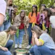 Mitarbeiter lösen Teamspiel mit Würfeln bei Weinrallye Firmenevent im Sommerfest Teambuilding.