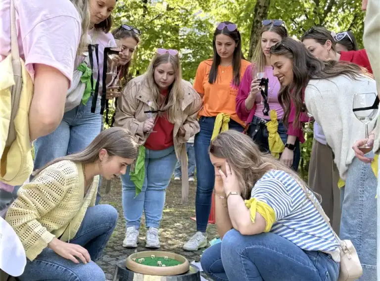 Weinrallye Firmenevent – Teamspiel mit Würfeln beim Sommerfest Mitarbeiter lösen Teamspiel mit Würfeln bei Weinrallye Firmenevent im Sommerfest Teambuilding.