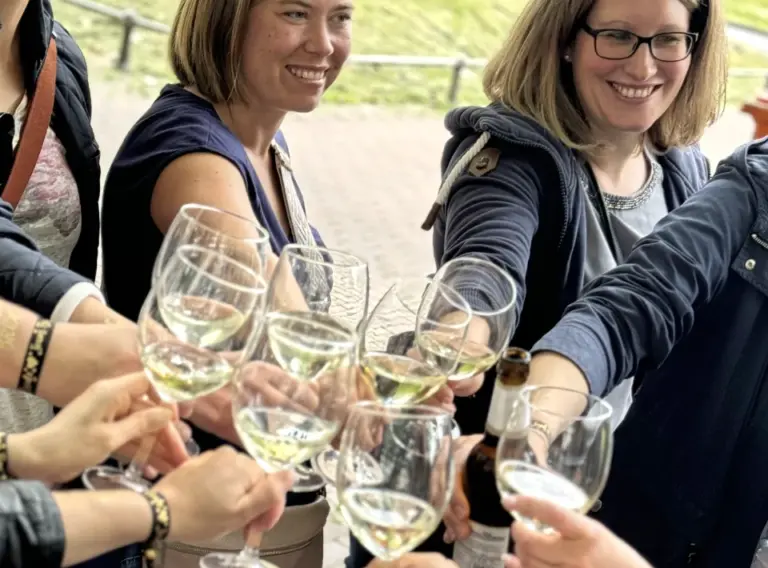 Weinrallye Firmenevent – Team stößt bei Weinverkostung an Team stößt mit Wein an bei Weinrallye Firmenevent und Sommerfest mit Weinverkostung.