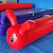 Aufblasbare Teamraupe in Rot und Blau als individuelles Teambuilding Eventmodul für Firmen, Sommerfeste und Teamveranstaltungen.