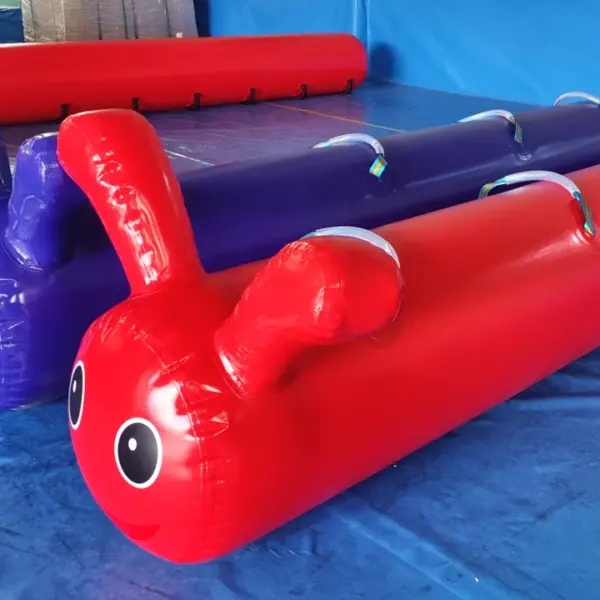 Aufblasbare Teamraupe in Rot und Blau als individuelles Teambuilding Eventmodul für Firmen, Sommerfeste und Teamveranstaltungen.