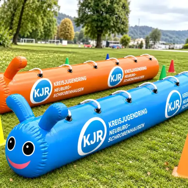 Blaue und orange aufblasbare Teamraupe mit individuellem KJR-Branding als Eventmodul für Teambuilding