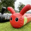 Aufblasbare Teamraupe in Rot und Schwarz für Teambuilding, Firmenevents und Sommerfeste als individuelles Eventmodul mit Branding