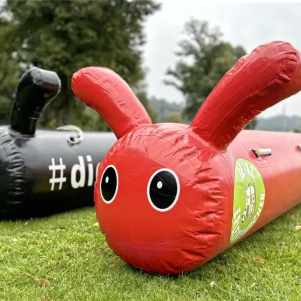 Aufblasbare Teamraupe in Rot und Schwarz für Teambuilding, Firmenevents und Sommerfeste als individuelles Eventmodul mit Branding