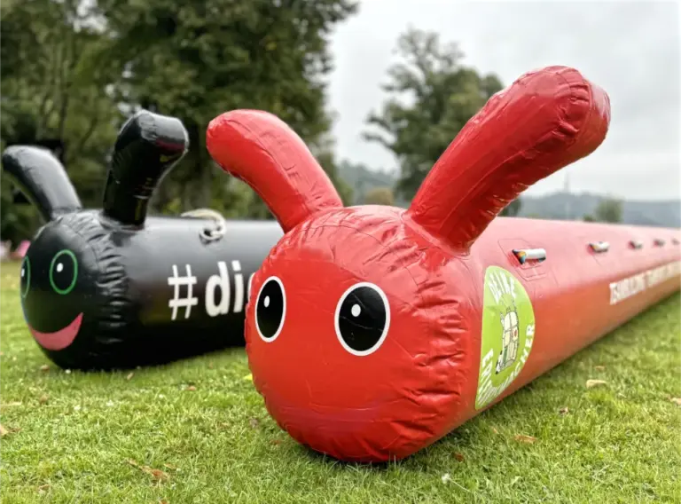 Aufblasbare Teamraupe Rot & Schwarz – Teambuilding Eventmodul für Firmenfeiern Aufblasbare Teamraupe in Rot und Schwarz für Teambuilding, Firmenevents und Sommerfeste als individuelles Eventmodul mit Branding