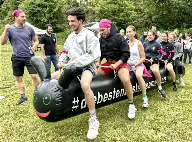 Aufblasbare Teamraupe beim Teambuilding Firmenevent Teilnehmer nutzen eine aufblasbare Teamraupe bei einem Teambuilding Firmenevent und fördern gemeinsam Teamgeist, Kommunikation und Zusammenarbeit.