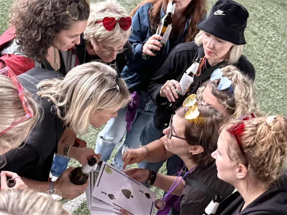 Frauengruppe bei einer JGA Bier Rallye in Willingen während einer interaktiven Spielstation mit Karten, Bier und Team-Challenge.