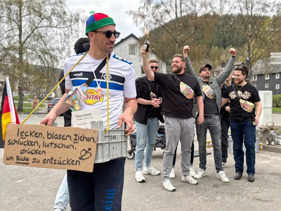 Männergruppe bei einer JGA Bierwanderung in Willingen im Sauerland mit Bollerwagen, Bier und interaktiven Spielen während einer Bier Rallye.