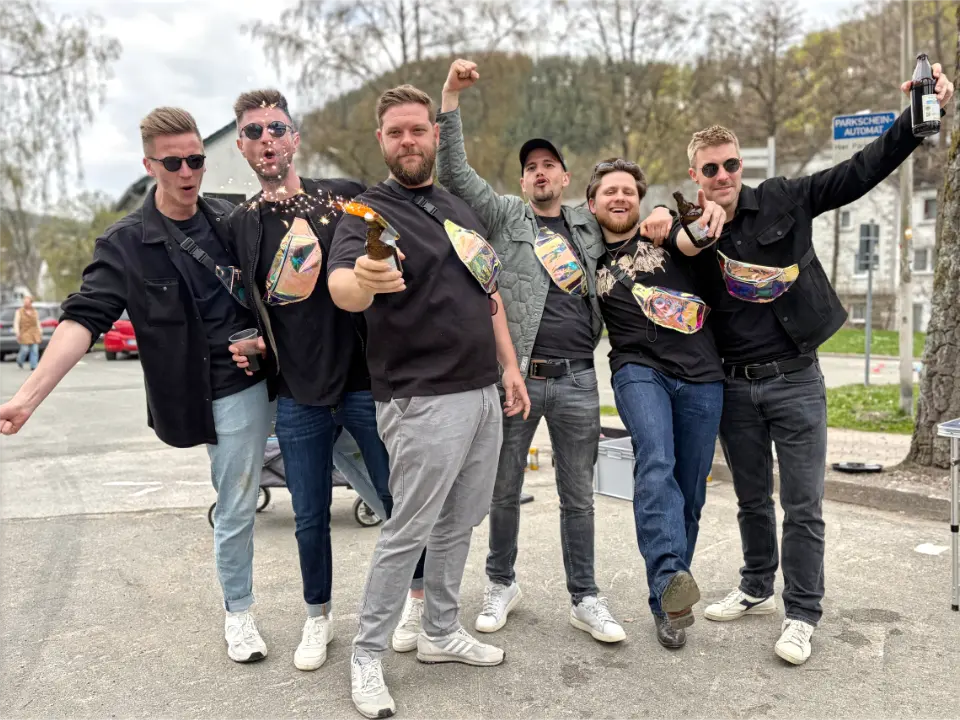 Männergruppe bei der Siegerehrung einer JGA Bierwanderung in Willingen mit Bier, guter Stimmung und Siegerfoto nach der Bier Rallye.