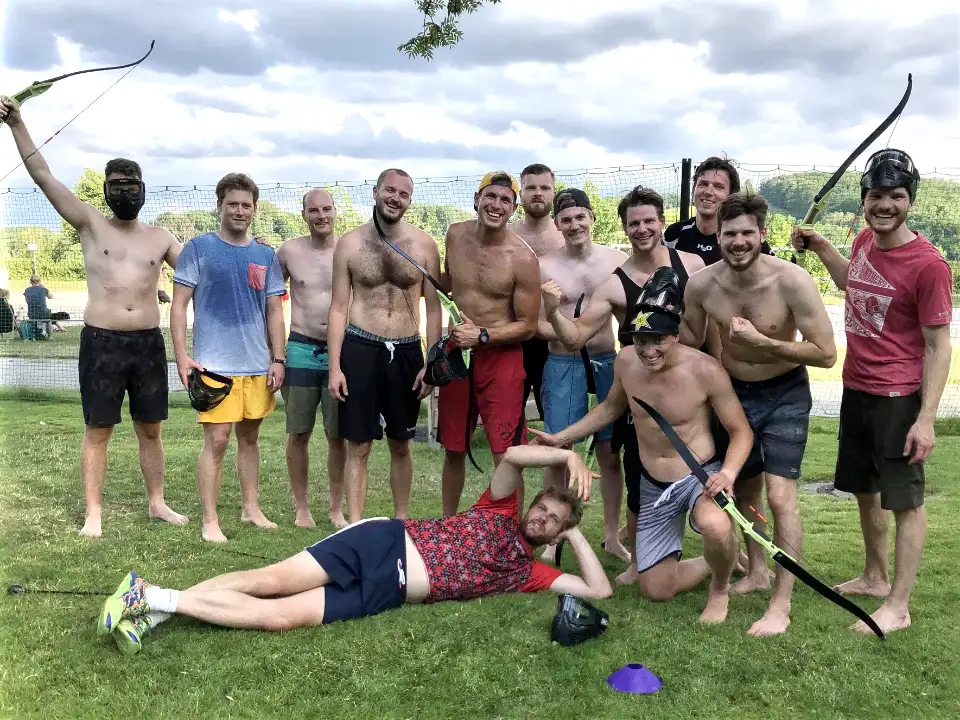 Junggesellenabschied Essen Männergruppe beim Arrowtag Event am Seaside Beach Baldeney.