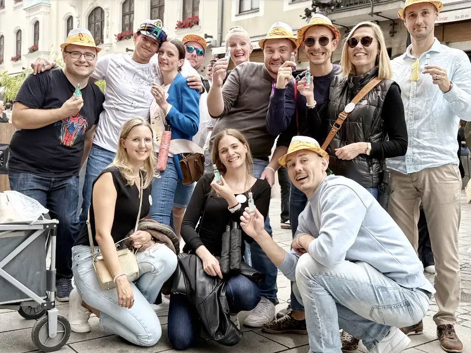 Junggesellenabschied Essen Gruppenfoto mit Männern und Frauen in der Innenstadt