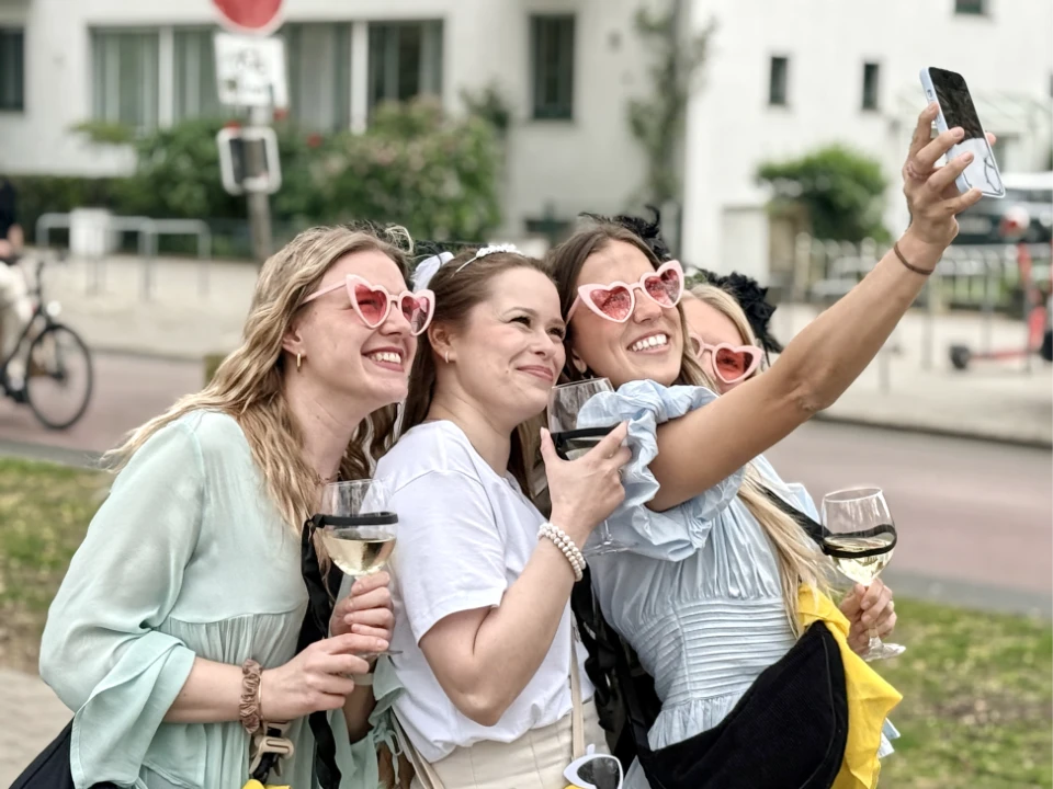 Junggesellenabschied in Münster mit Weinwanderung und Weinrallye – Braut und Freundinnen machen ein Selfie beim stilvollen JGA mit Wein.