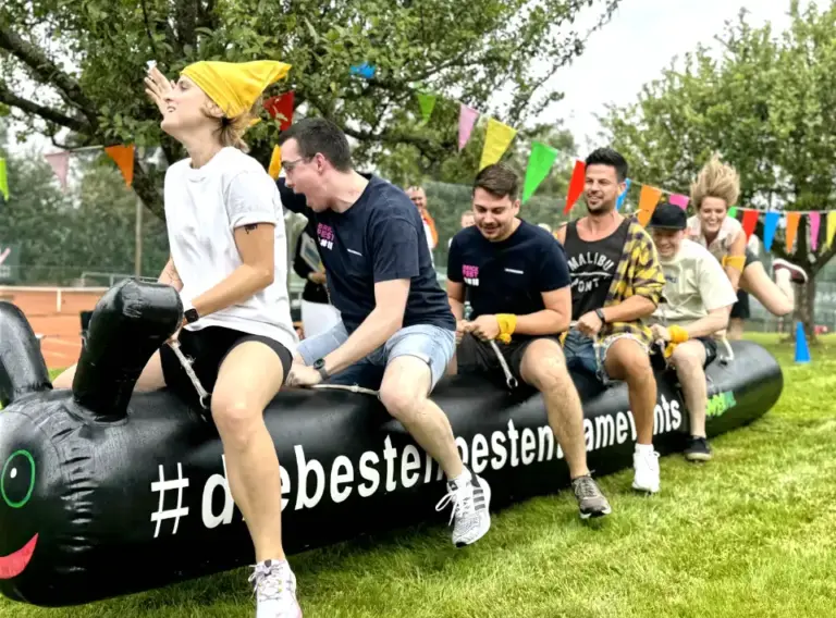 Aufblasbare Teamraupe beim Teambuilding auf Sommerfest und Firmenevent Teilnehmer nutzen eine aufblasbare Teamraupe bei einem Sommerfest und Firmenevent für Teambuilding, Teamgeist und gemeinsame Teamspiele.