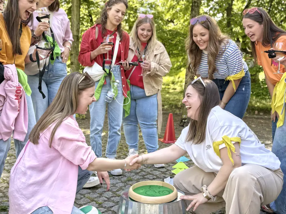 JGA Gruppe bei interaktivem Spiel der Weinrallye Düsseldorf