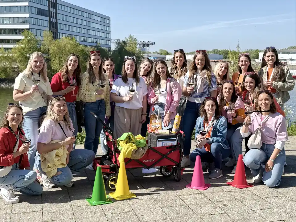 JGA Weinrallye Düsseldorf Start im Medienhafen mit Bollerwagen und Wein