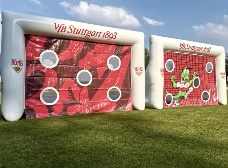 Aufblasbare Torwand kaufen – Individuelle Torwand des VfB Stuttgart Aufblasbare Torwand kaufen des VfB Stuttgart mit individuellem Vereinsdesign und austauschbaren Torwandbannern für Fußballvereine und Events