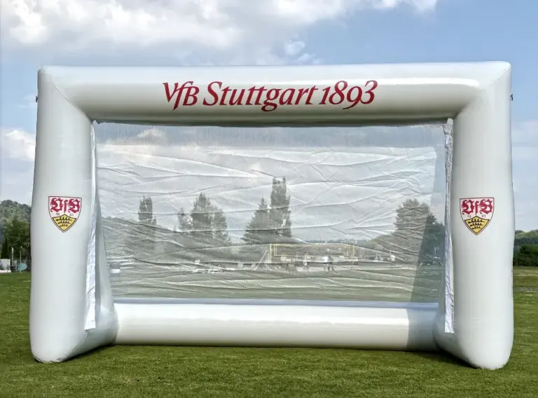 Aufblasbares Fußballtor ohne Torwandbanner – VfB Stuttgart Sonderanfertigung Alt-Text Aufblasbares Fußballtor ohne eingehängte Torwand mit Vereinsbranding des VfB Stuttgart und freier Toröffnung