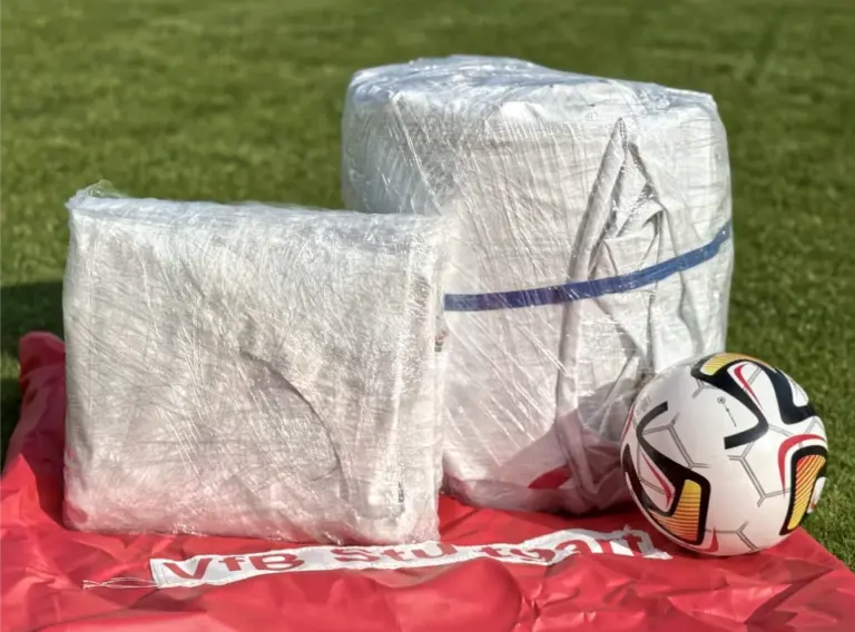 Kompaktes Packmaß von aufblasbarem Fußballtor und Torwand Aufblasbares Fußballtor und mobile Torwand platzsparend verpackt auf Transportsack