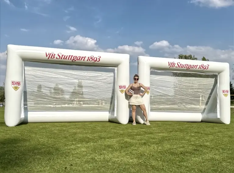 Individuelles Fußballtor mit Vereinslogo und wechselbarem Torwandsystem Pneumatisches Fußballtor mit Vereinsbranding und ausgehängter Torwand im Größenvergleich