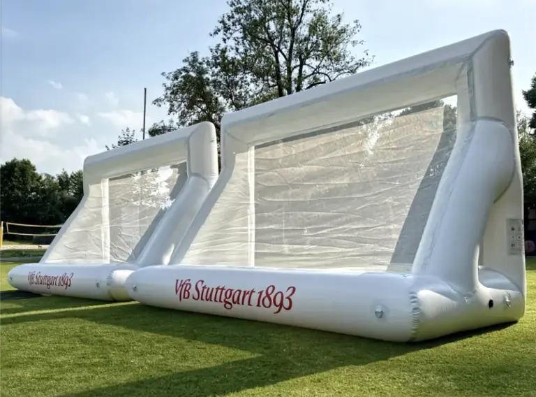 Aufblasbares Fußballtor mit Vereinslogo des VfB Stuttgart Pneumatisches aufblasbares Fußballtor mit Vereinslogo und wechselbarem Torwandsystem