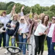 Junggesellinnenabschied in Münster bei einer Weinwanderung am Aasee – fröhliche JGA-Gruppe mit Wein und Spielen während der Weinrallye