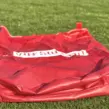 Robuster Transportsack für ein aufblasbares Fußballtor im zusammengefalteten Zustand
