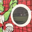 Detailaufnahme eines verstärkten Torlochs mit mehrfach vernähtem Rand einer aufblasbaren Torwand
