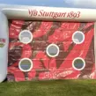 Aufblasbare Torwand mit austauschbarem Torwandbanner im individuellen VfB-Stuttgart-Design für Vereine und Sponsoren