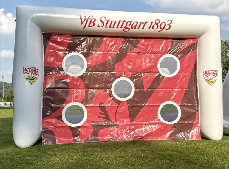 Aufblasbare Torwand mit wechselbarem Torwandbanner Aufblasbare Torwand mit austauschbarem Torwandbanner im individuellen VfB-Stuttgart-Design für Vereine und Sponsoren